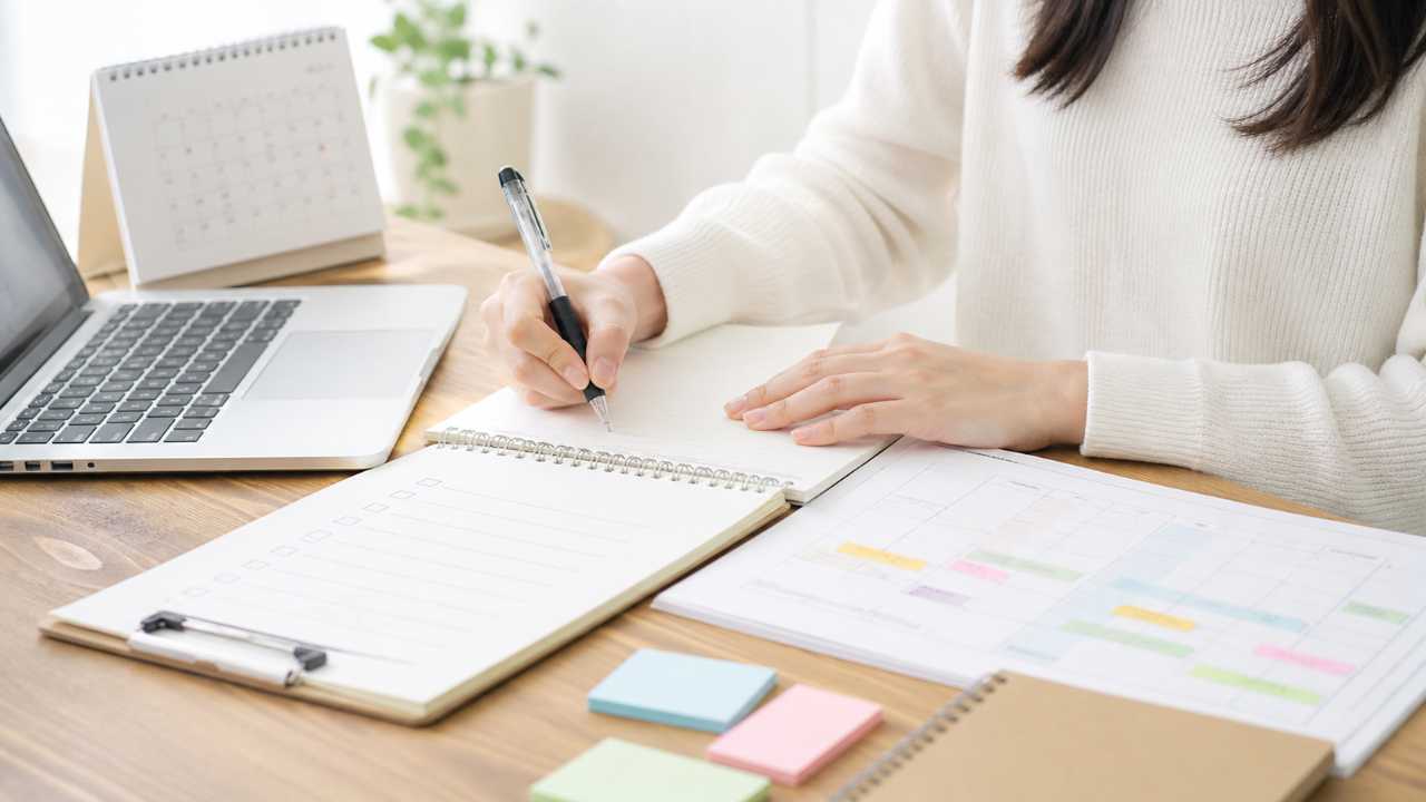 応募先企業のリストとスケジュールを整理する女子就活生の手元