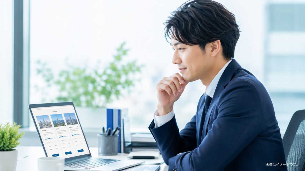 転職先の候補をノートPCで比較している日本人ビジネスパーソン