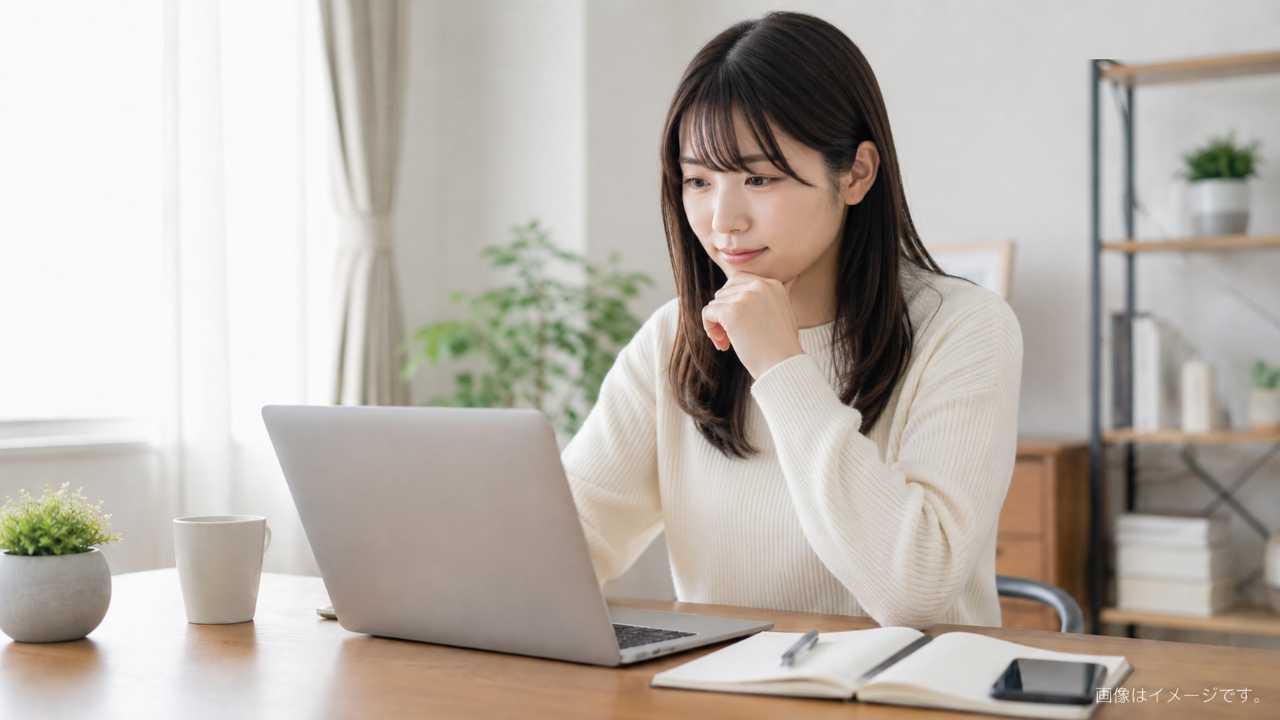 就活イベント情報を比較する大学生の実写風写真