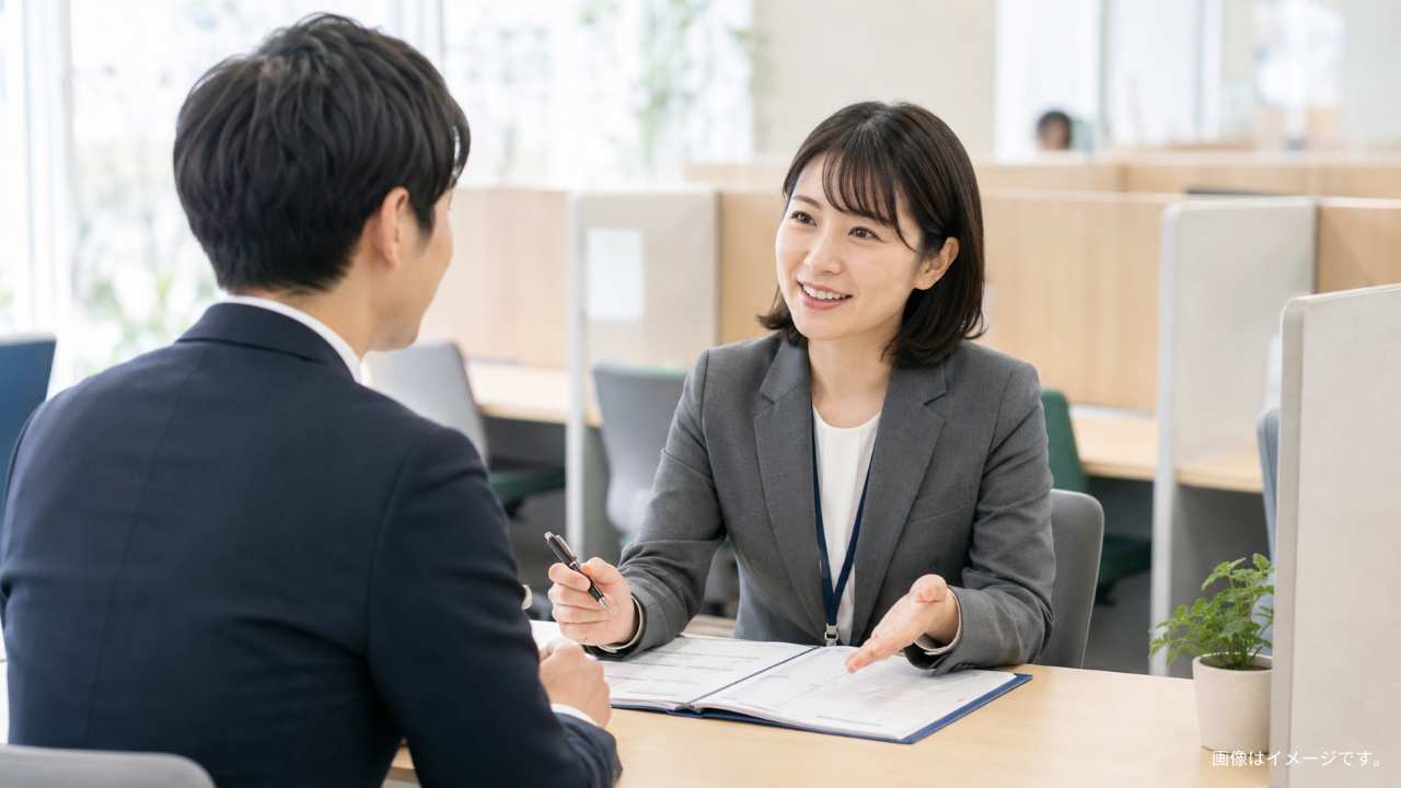 ハローワーク窓口で在職中の転職相談をするビジネスパーソン